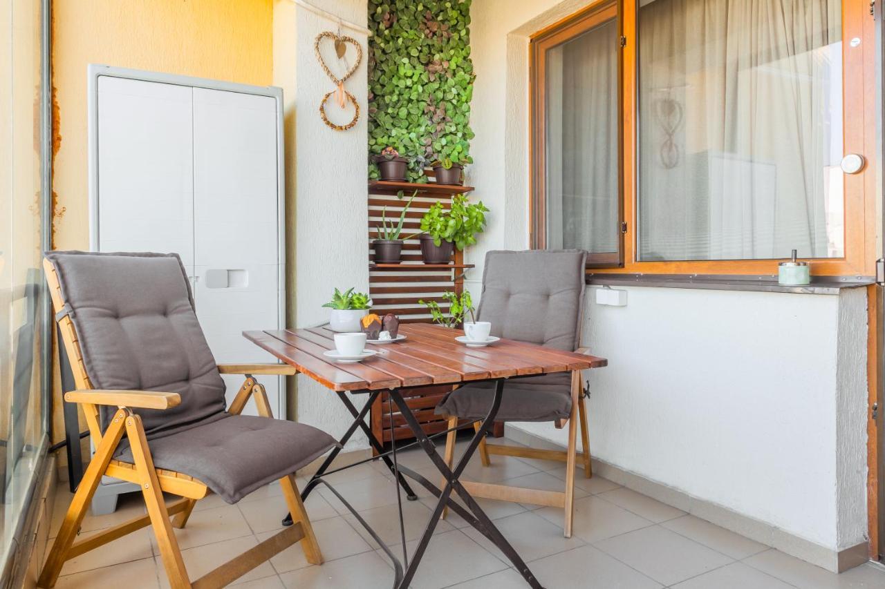 Lovely Apartment With City View Bukarest Kültér fotó