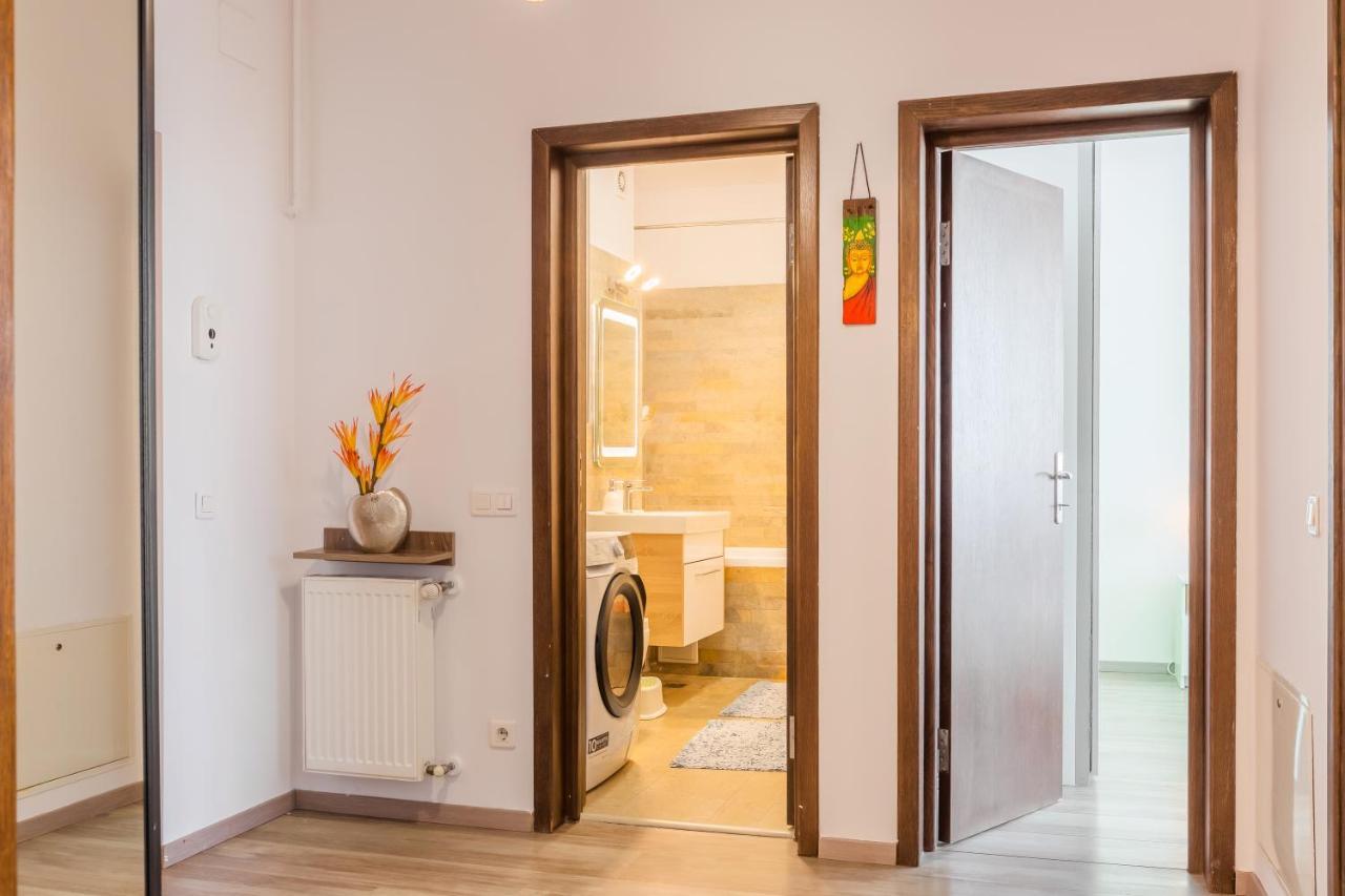 Lovely Apartment With City View Bukarest Kültér fotó
